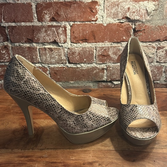 Kenneth Cole Reaction - snake print platform heal - Picture 2 of 3